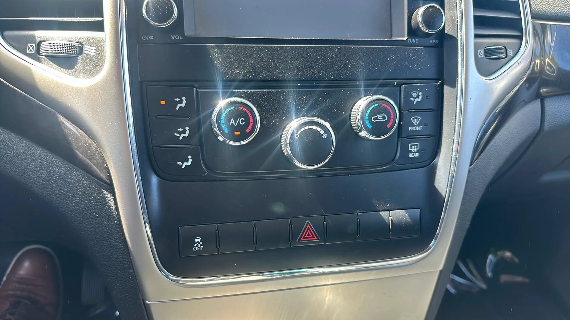 Used 2011 Jeep Grand Cherokee Laredo AWD/4WD image 3