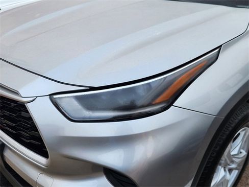 Used 2021 Toyota Highlander L image 6
