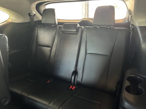 Used 2024 Toyota Highlander XLE AWD/4WD image 13