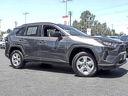 Certified 2021 Toyota RAV4 LE AWD/4WD image 4