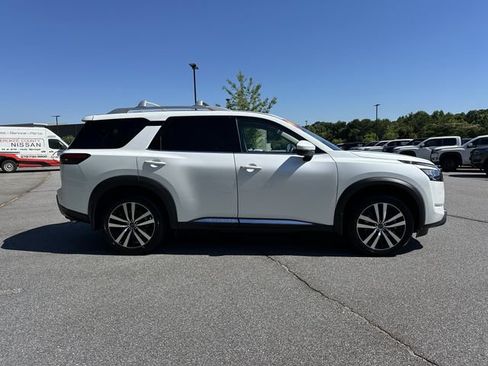 Certified 2025 Nissan Pathfinder Platinum FWD image 10