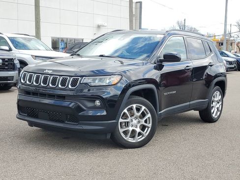 Used 2023 Jeep Compass Latitude image 32