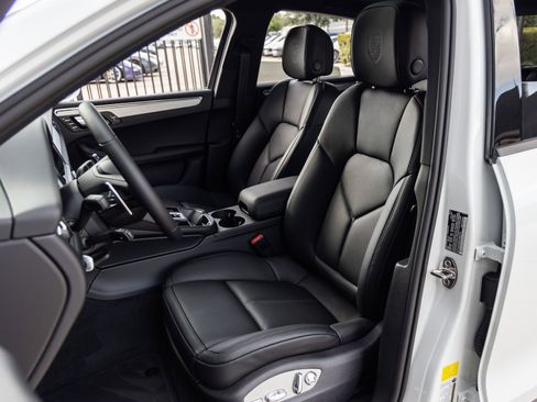 Certified 2026 Porsche Macan AWD/4WD image 5