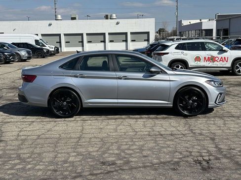Certified 2025 Volkswagen Jetta SE w/ Sunroof Package image 6