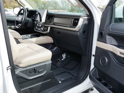 Used 2024 Ford Expedition XLT image 33