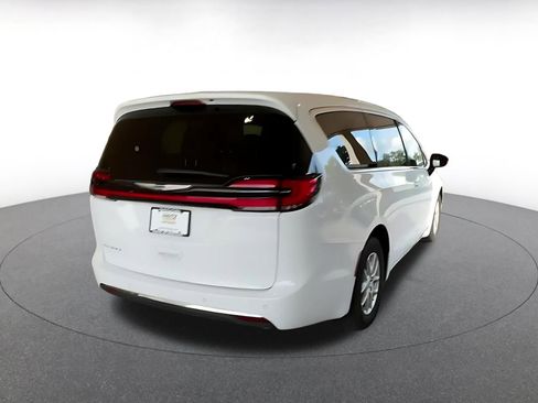 Used 2025 Chrysler Pacifica Select image 14