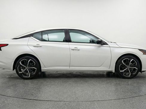 Used 2025 Nissan Altima 2.5 SR image 11