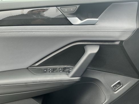 New 2026 Volkswagen Tiguan SE image 9