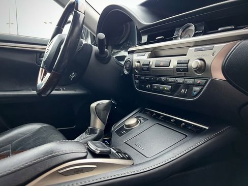 Used 2017 Lexus ES 350 w/ Luxury Package image 31