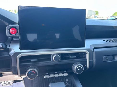 Used 2025 Toyota Tacoma TRD Sport AWD/4WD image 18