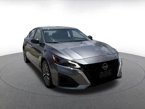 Used 2025 Nissan Altima 2.5 SV FWD image 3