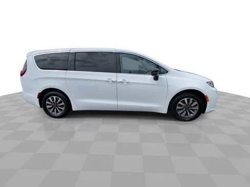 Used 2024 Chrysler Pacifica Limited FWD image 3