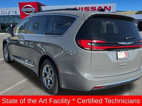Used 2023 Chrysler Pacifica Limited FWD image 5