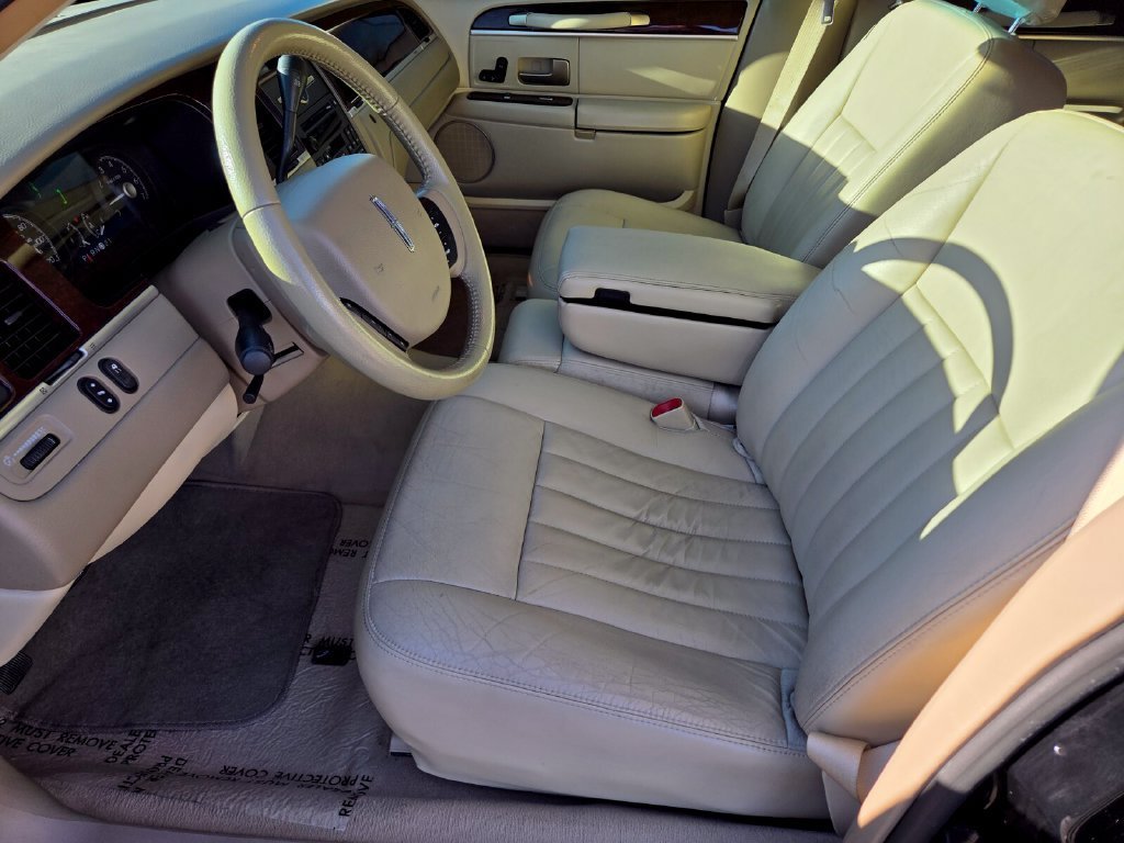 Used 2006 Lincoln Town Car Signature RWD image 12