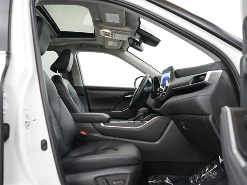 Used 2025 Toyota Highlander XLE AWD/4WD image 11