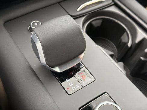 New 2026 Land Rover Discovery Dynamic SE image 16