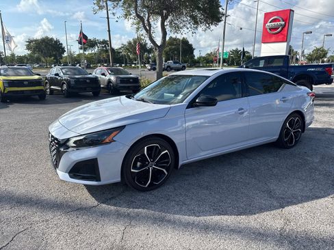 Used 2024 Nissan Altima 2.5 SR w/ SR Premium Package FWD image 3