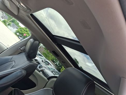 Used 2023 Chrysler Pacifica Limited FWD image 14