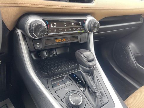 Used 2021 Toyota RAV4 LE AWD/4WD image 18