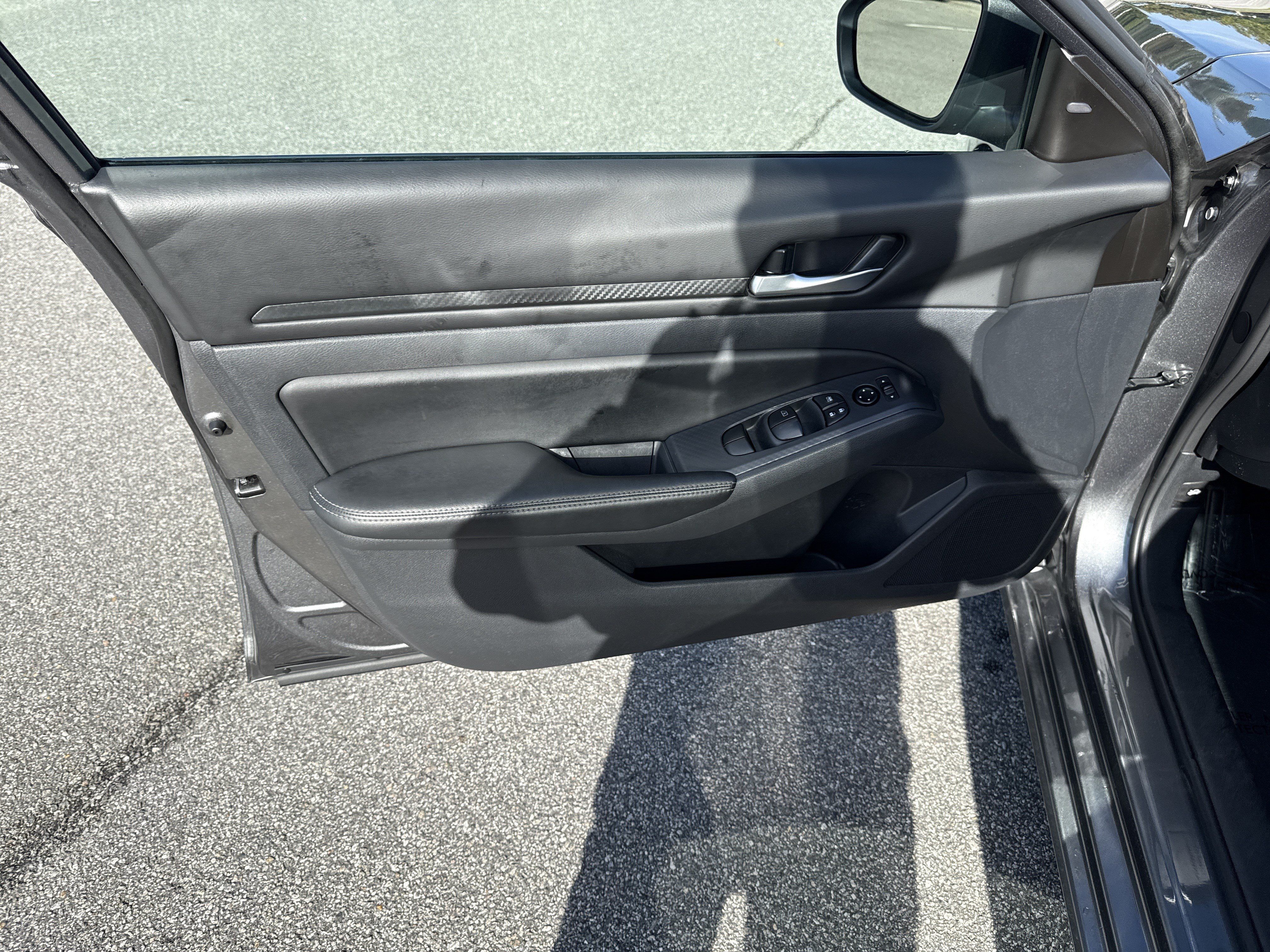 Used 2025 Nissan Altima 2.5 SV FWD image 13