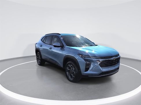 Used 2025 Chevrolet Trax LT image 2