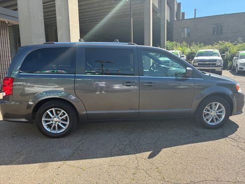 Used 2019 Dodge Grand Caravan SXT FWD image 4