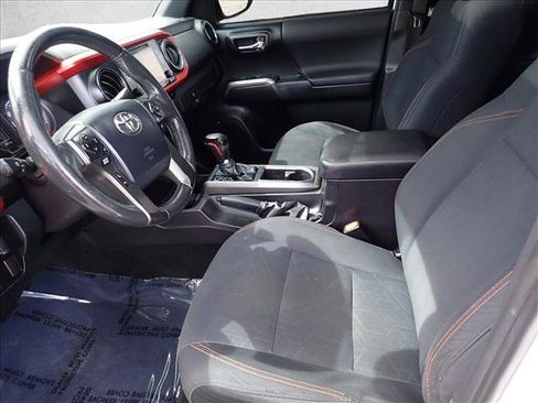 Used 2016 Toyota Tacoma TRD Off-Road AWD/4WD image 10