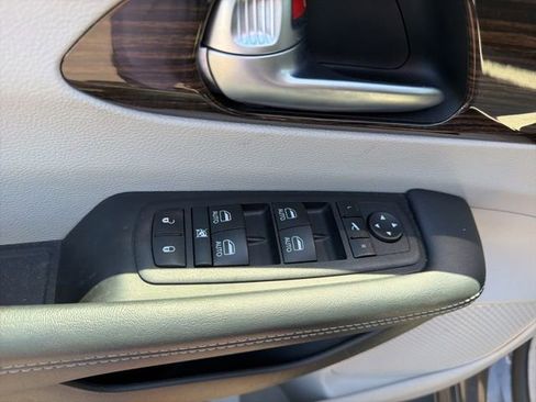 Used 2023 Chrysler Pacifica Limited FWD image 18