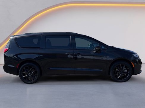 Used 2023 Chrysler Pacifica Limited w/ Uconnect Theater Family Group image 2