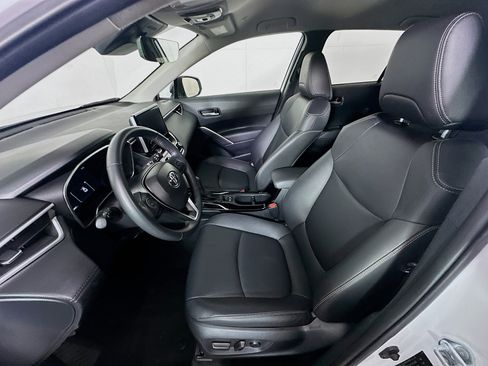 Used 2025 Toyota Corolla Cross XLE image 13