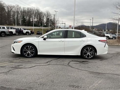 Used 2019 Toyota Camry SE image 2