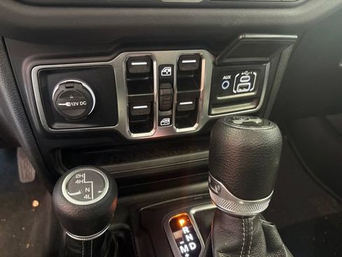Used 2025 Jeep Wrangler Unlimited Sahara AWD/4WD image 32