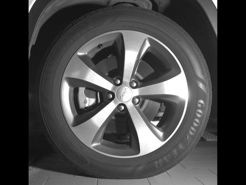 Used 2019 Jeep Cherokee Limited FWD image 11