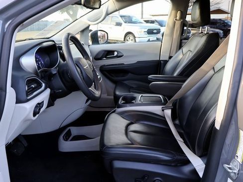 Used 2023 Chrysler Pacifica Touring-L image 26