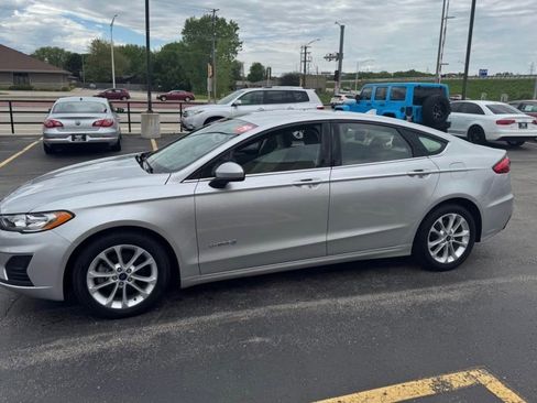 Used 2019 Ford Fusion SE image 3