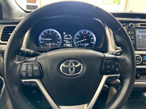 Used 2019 Toyota Highlander XLE AWD/4WD image 9