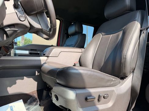 Used 2015 Ford F250 Lariat w/ Lariat Chrome Package AWD/4WD image 32