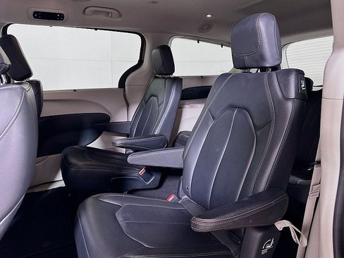 Used 2017 Chrysler Pacifica Touring-L FWD image 20