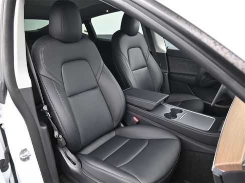 Used 2022 Tesla Model Y Long Range image 12