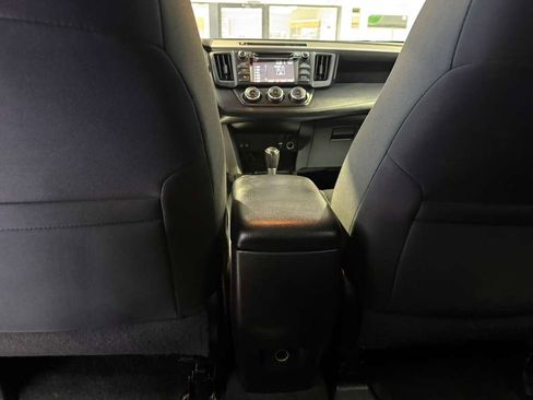 Used 2018 Toyota RAV4 LE FWD image 20