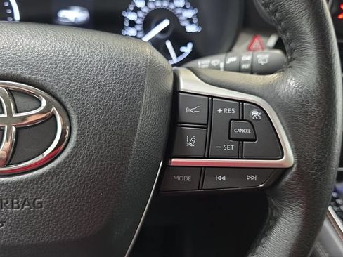 Used 2024 Toyota Sienna XLE FWD image 14
