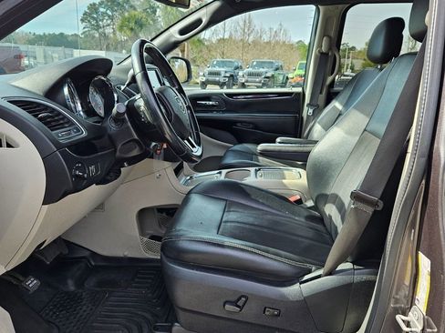 Used 2019 Dodge Grand Caravan SXT image 10