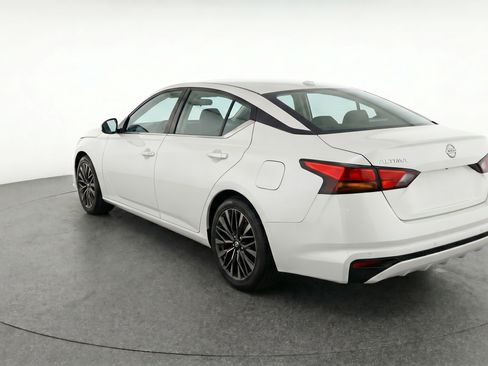 Used 2025 Nissan Altima 2.5 SV FWD image 6