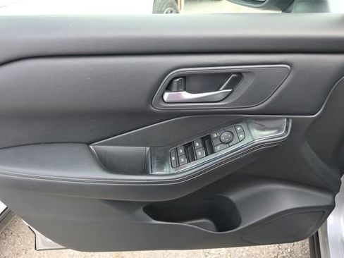 Used 2025 Nissan Rogue SV FWD image 17