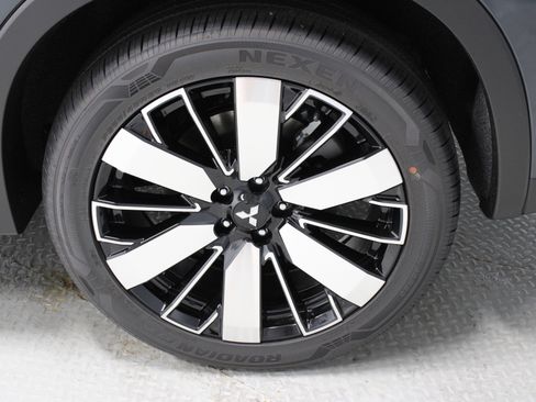 New 2025 Mitsubishi Outlander SE image 38