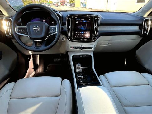 Used 2023 Volvo XC40 B5 Ultimate w/ Protection Package Premier image 3