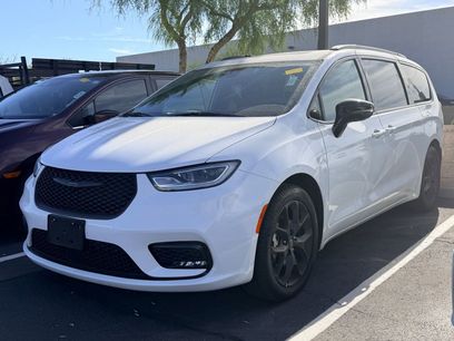 Used 2025 Chrysler Pacifica Limited