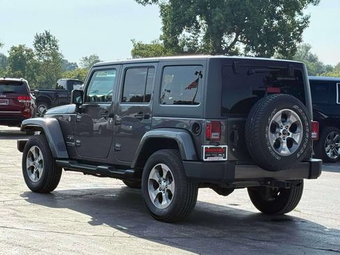 Used 2018 Jeep Wrangler Unlimited Sahara w/ Connectivity Group AWD/4WD image 8