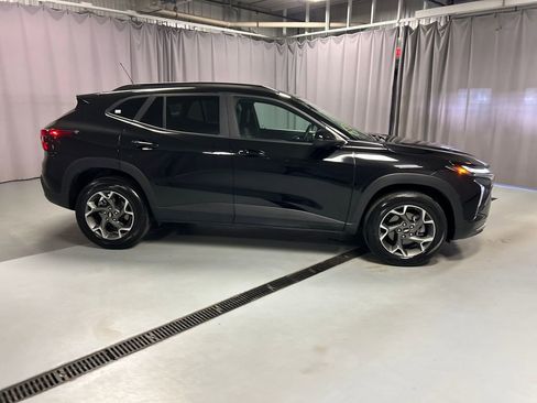 Used 2025 Chevrolet Trax LT w/ LT Convenience Package FWD image 8