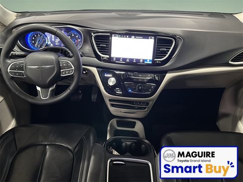 Used 2022 Chrysler Pacifica Touring-L image 14
